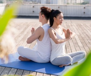 Mejores poses de yoga en pareja